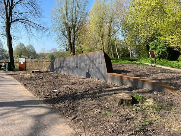 “Wortels waren ziek,” zegt gemeente — en toevallig stond ineens het lelijkste kunstwerk van Weesp in beeld